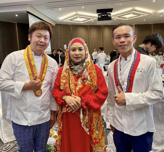 恭喜本會會員 劉俊男老師、廖唯滋主廚赴新加坡授IBA表揚為「世界最佳廚師和最佳全明星廚師獎」